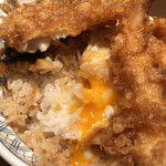 日本橋 天丼 金子半之助 - 中央の卵の天ぷらは割って混ぜます。
