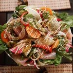 バーチャーパディー - 種類たっぷり野菜の生ハムサラダ