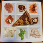 ビストロ ダイア - 真ん中キッシュ、右がパテ