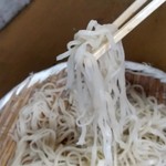 Tomoyoshi - 【2019.7.14(日)】かつ丼と冷たいそばセット(並盛)880円の麺