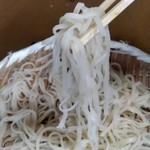 Tomoyoshi - 【2019.7.14(日)】かつ丼と冷たいそばセット(並盛)880円の麺