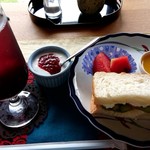 ガーデンカフェもも - ブルーベリー＆黒カシスソーダ(420円) 、モーニングＢセット(フルーツサンド、マンゴーゼリー、スイカ、カスピ海ヨーグルト)