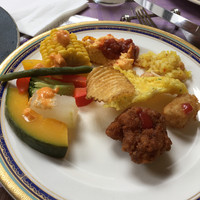 ビュッフェ＆カフェレストラン ナイト＆デイ - スチーム野菜 かぼちゃ大根 人参 コーン パプリカ等、バスク風オムレツトマトソース、いかと小柱のパエリア、フィッシュ&チップス、フライドチキン フライドポテト等