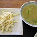 Chuuka Shisen Ryouri Morita - 鶏肉の辛子炒め定食 の 　副菜、スープ