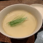 日本料理 とくを - すっぽん出汁茶碗蒸しはしょうがが聞いて、芽葱と。