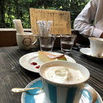 離山房 - ドリンク写真:ロイヤルミルクティ、本日のケーキよりチーズケーキ、カフェラテ