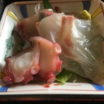 家庭料理菊正 - 日替り定食の刺身（タコ・ハマチ・タイ）