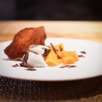 長谷川 稔 - 宮崎県長友農園のマンゴー、 ココナッツミルクのジェラート、 ヨーグルトのパンナコッタ、 フォアグラのサラミ・ディ・チョコラータのスライス、 フォアグラのクレープ、 柑橘のアングレーズソース
