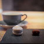 長谷川 稔 - ベルガモットのガナッシュ ゴマのマカロン