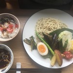 カフェアンドショップ ロータスランド - 2019/07/14
      週替りおまかせセット 550円
      ・冷やしつけ麺
      ・味玉子
      ・野菜のオーブン焼き
      ・トマト丼