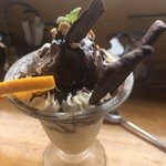 カフェアンドショップ ロータスランド - 2019/07/14　チョコレートパフェ 620円 ホット投入ミルク 190円 セット