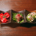 炭火焼肉 ふちおか - 前菜3種
      トマトのキムチ、黒毛和牛の肉味噌、ミックスナムル