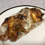 パンやきどころ RIKI - ポム・アマンド メープルとクリームチーズを包んで ¥250+税