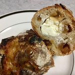 パンやきどころ RIKI - リンゴ・アーモンドを練り込んだハード生地に、クリームチーズを包み、メープルシロップをトッピング