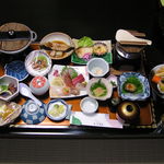 Isari Bino Yado Miuraya - お膳全体です。左上は、お鍋、右上は、炊込みご飯、ピンクの小鉢は、ウニです。