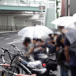 自家製麺 No11 - お店の前には椅子があります