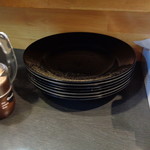 自家製麺 No11 - 店内カウンター/丼受け皿