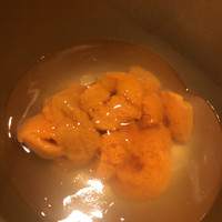 紀尾井町 三谷 - ２）余市の塩水馬糞ウニ。利尻昆布のやや暖かいお出汁とともに。片栗でゆるくとろみを添加。冷製はままありますが、これは初っ端からKO