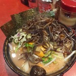 ラーメン 厚木家 - ラーメンの麺少なめで 野菜畑とキクラゲ♪