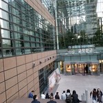 Joe & the Juice - 地上からの本屋への入口。