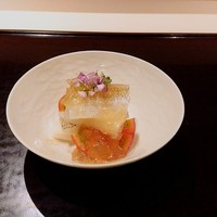 御料理 辻 - 先付けは、淡路の鱚の昆布〆と白ずいき、フルーツトマトに梅酢のジュレ
