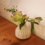 手打ち蕎麦 トナニカ - ★テーブルの可愛いお花