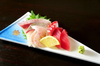 魚処 天悟 - お造り盛りはお一人様ずつ個別盛りに出来ます♪650円