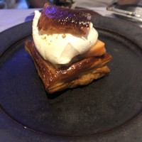 レストラン アルティザン（restaurant Artisan） - 低温で1時間かけて焼いたサーモンエッグベネディクト添えのパイみたいなやつ