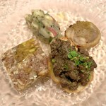 アンティカ オステリア バーチョ - 前菜（右下から時計回りに 鶏レバーのクロスティーニ、ソプレッサータ、 蛸とジャガイモのサラダ、地鶏のインボルティーニ）