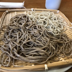 そば処 十割や - ☆黒っぽい蕎麦は茨城産、白っぽいのが山形産の蕎麦だそうです