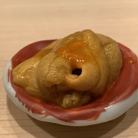 すし処 めくみ - 一年ねかせた馬糞雲丹の塩雲丹をのせた一週間ねかせた小浜の雲丹