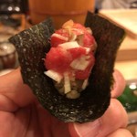 鮨駒 - 燻りがっこ入りネギトロ巻き