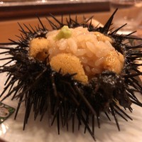 鮨駒 - 殻付き雲丹は掃除が手間ですが綺麗に処理されてます