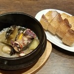 カバカバ - ムール貝のアヒージョ
バケットをつけて食べると止まらない！