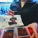 セブンイレブン - 7カフェ　濃厚口どけのガトーショコラ4切れ入り278円はこんな感じ