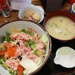 おいなり食堂 - お昼には日替わり海鮮丼（平日のみ）小鉢付き