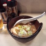 居酒屋 かわ田 - 鉄鍋で提供される煮込み