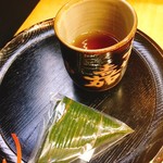 麩嘉 - 麩饅頭[1個210円]とサービスの炒り番茶