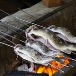 辻野養魚場 - 炭火で串焼き中