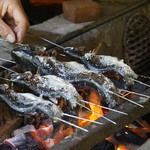 辻野養魚場 - 炭火で串焼き中