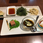 沖縄料理 リンケンズキッチン - 上段：島らっきょう、海ぶどう、ミミガー
                                下段：豆腐餻、もずく、ジーマーミ豆腐
