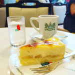 イノダコーヒ - アップルクーヘン、コーヒー(アラビアの真珠)