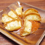 太陽のトマト麺 - チーズ揚げ餃子(390円)