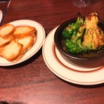 横丁のぴざ家 コロリアン - ブロッコリーとアンチョビのアヒージョ３８０円