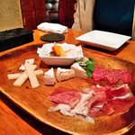 くろひげ - 前菜（ピクルス、生ハム、サラミ、カマンベールチーズ、パルメザンチーズ等）