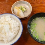 Tonkatsu Taketei - ご飯は美味いです。漬物は淡白。味噌汁は少し変わった風味がします。