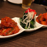 焼肉・韓国料理 KollaBo - キムチ盛り合わせ、真ん中の夏仕様キムチがとりわけ美味かった〜