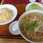 中華料理 東東 - 「チャーハンセット」(¥750-税込)の全景です。塩ラーメンには絹さやともやしがのってます。五目チャーハンにはエビがごろっとのってます。それに、サラダと、きゅうりのぬか漬け2切れ。