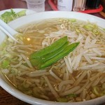 中華料理 東東 - 塩ラーメンには絹さやともやしがのってます。丼に顔を近づけた瞬間に、もやしと絹さやの良い香りがします。何と言っても、もやしのシャキシャキ感は最高！