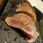 溶岩焼肉ダイニング bonbori - 食べログクーポンの肉寿司
            肉はまぁまぁだけど、酢飯が甘くて肉とミスマッチ